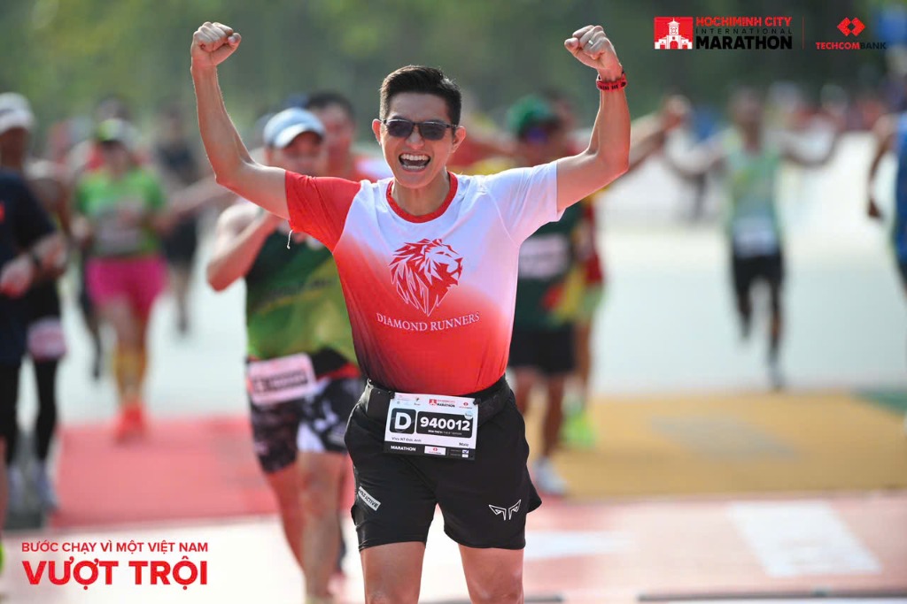 Phạm Đức Anh về đích Full Marathon 42km tại Techcombank Marathon TP.HCM — BIB D940012, áo Diamond Runners