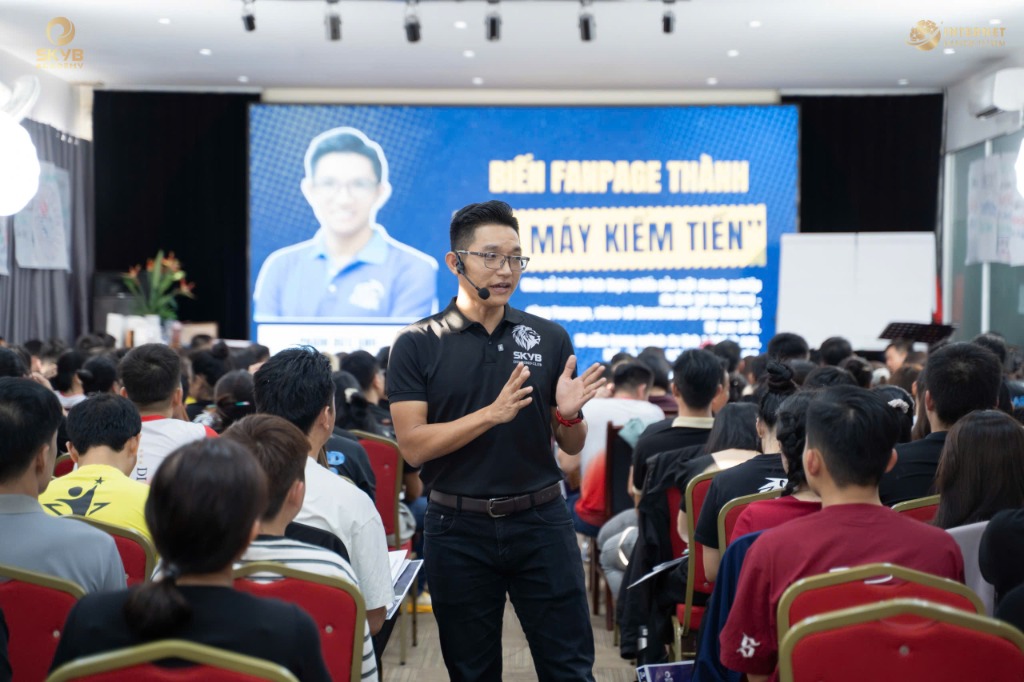 Phạm Đức Anh diễn thuyết trước hội trường hàng trăm người — chủ đề Biến Fanpage thành Máy Kiếm Tiền, SKVB Diamond Club