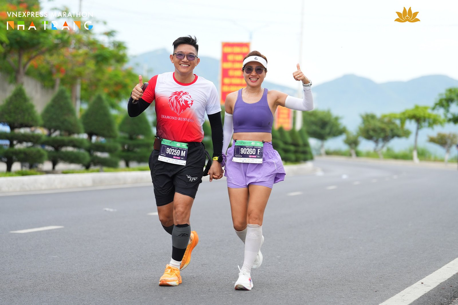 Hai vợ chồng tại VnExpress Marathon Nha Trang
