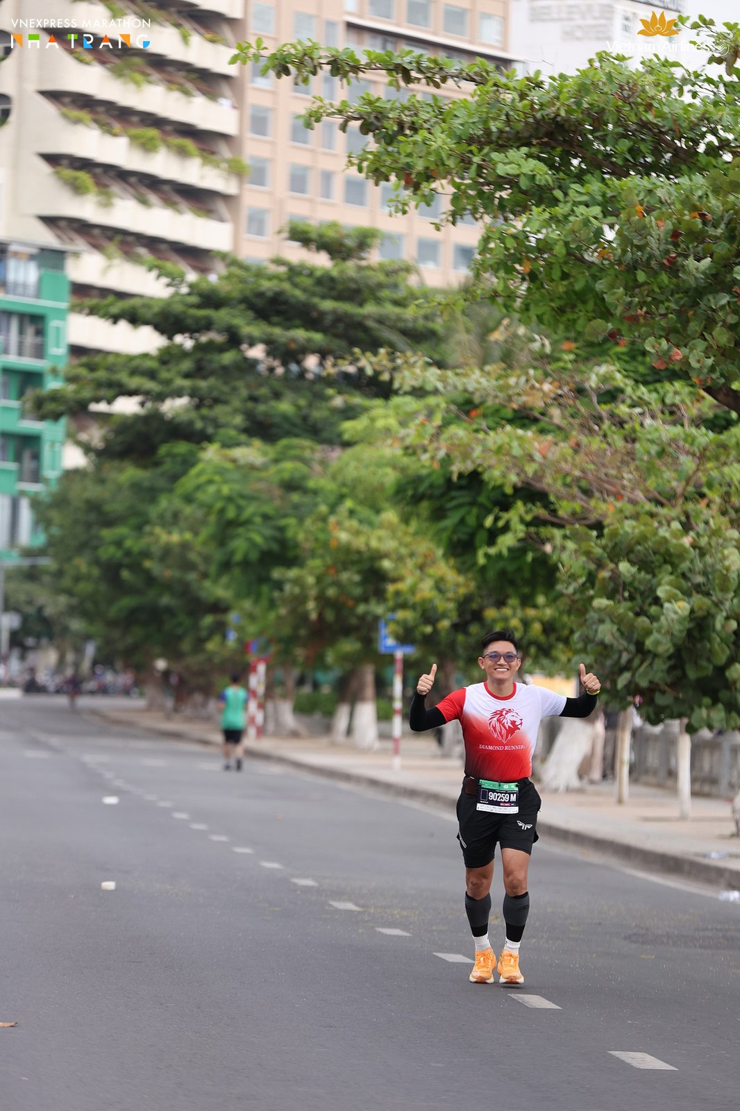 Phạm Đức Anh chạy trên đường phố Nha Trang ban ngày