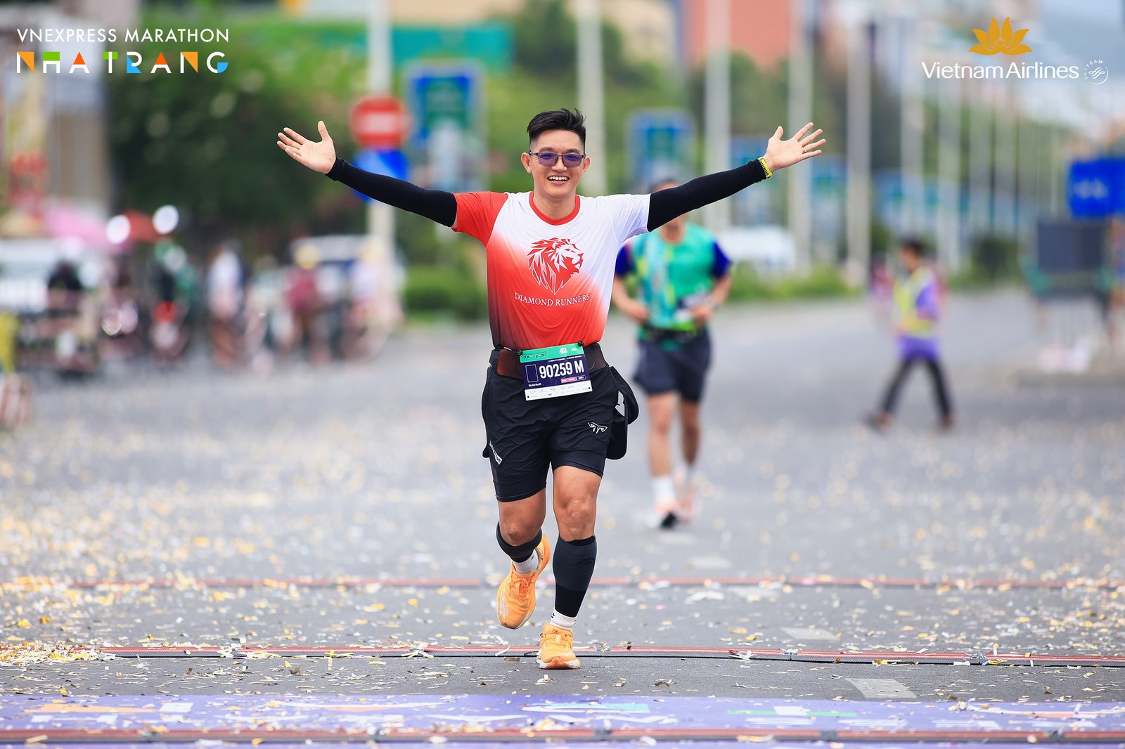 Phạm Đức Anh về đích tại cổng Finish VnExpress Marathon Nha Trang, đồng hồ 06:11:07