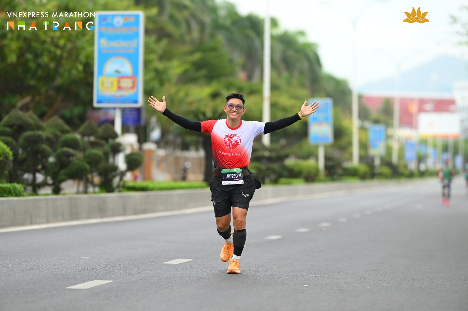Hai vợ chồng tạo dáng trước bức tranh tường cá mập nổi tiếng của Nha Trang