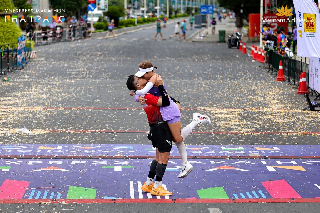 Phạm Đức Anh chạy marathon 42km tại Nha Trang